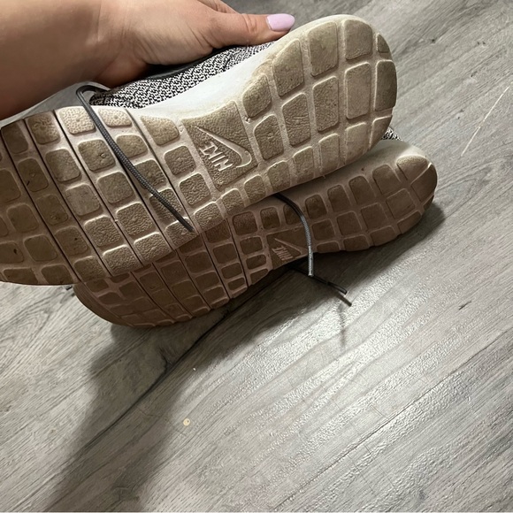 Nike Roshe Run Grey Knit Sneakers Womens 8.5 Youth 7Y Lightweight Sneaker - Picture 7 of 8